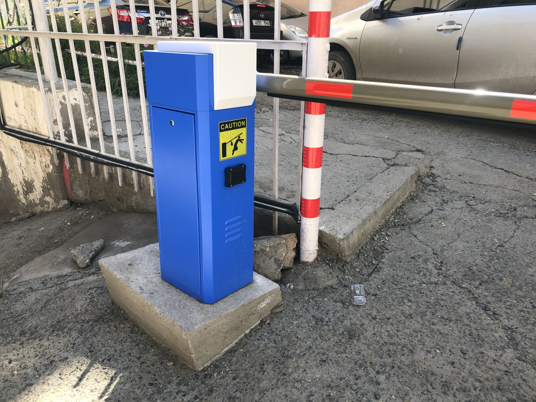 Машины зогсоол, талбайн автомат хаалтад цохиулж гэмтэхээс сэргийлье